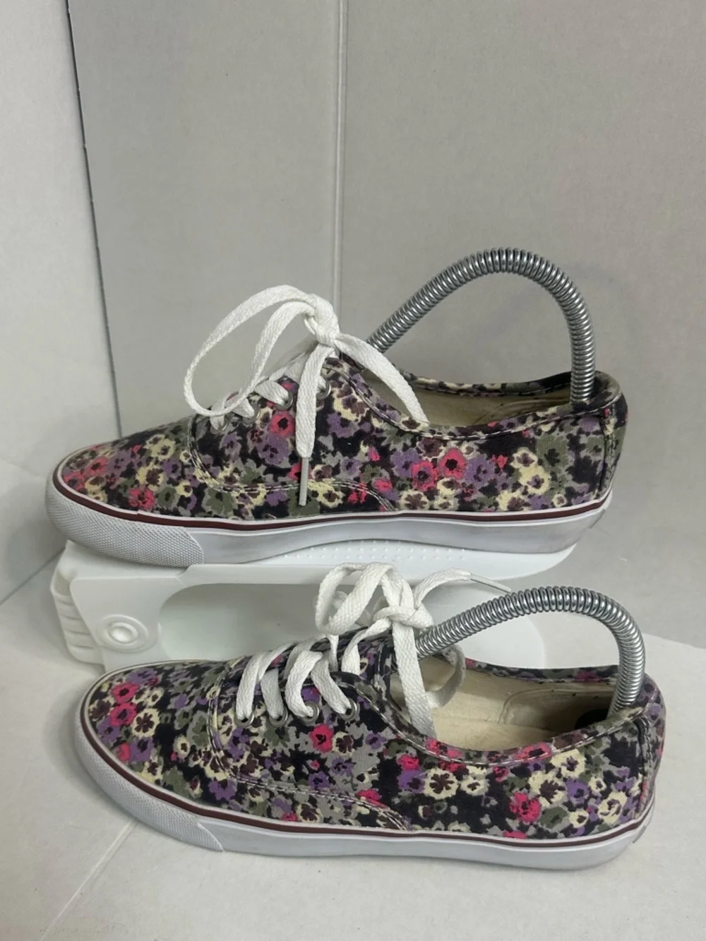 American Eagle  Low Top Floral Print Shoes Lace Up Sneakers women’s size 7